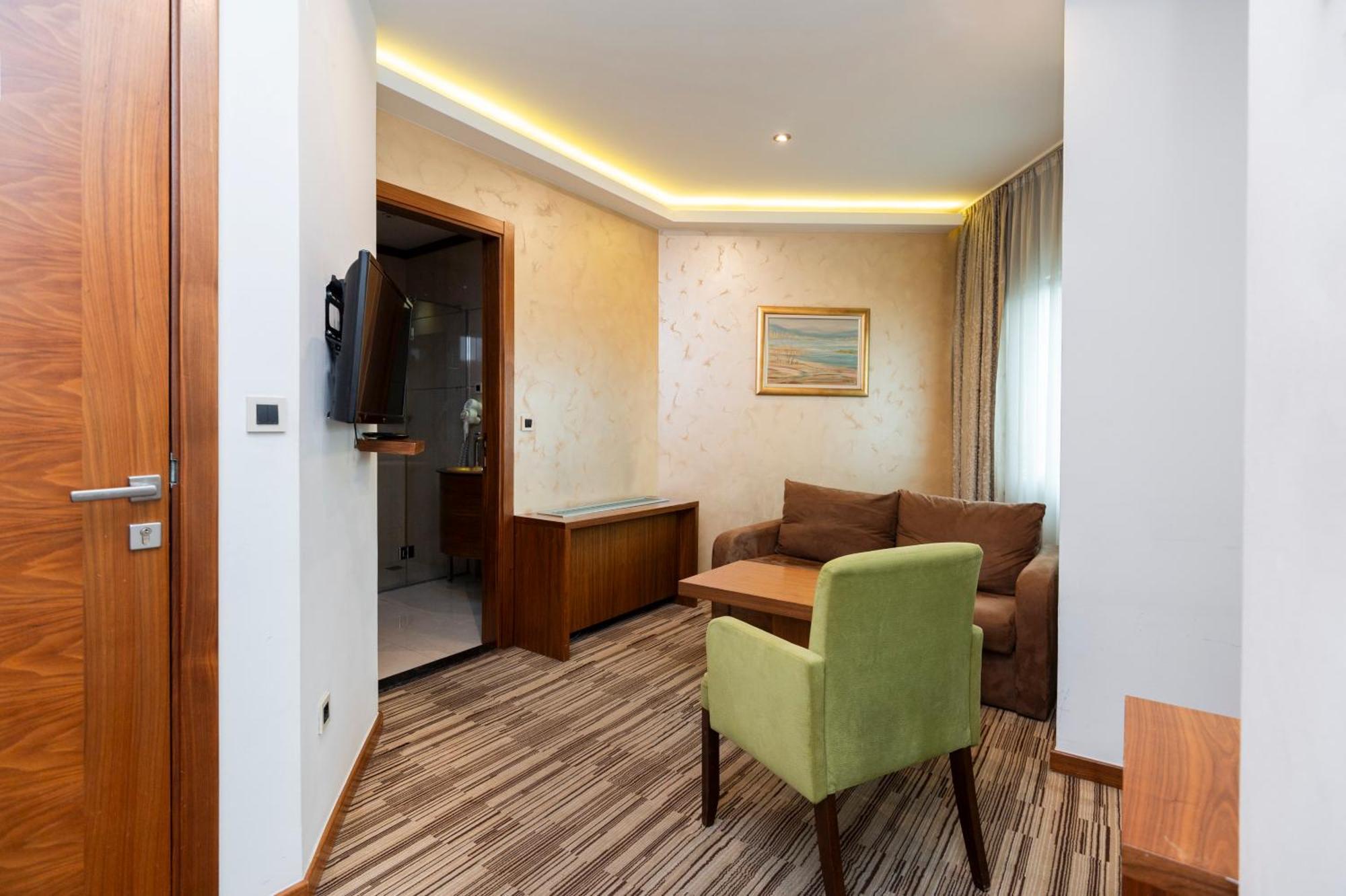 Hotel Bistrik City Center SJJ Esterno foto